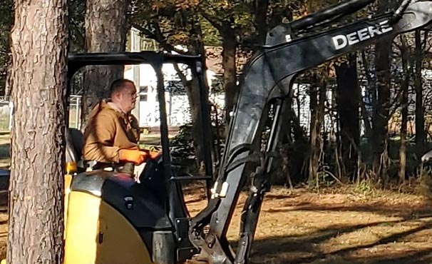 Out on a Limb Tree Service | employee working